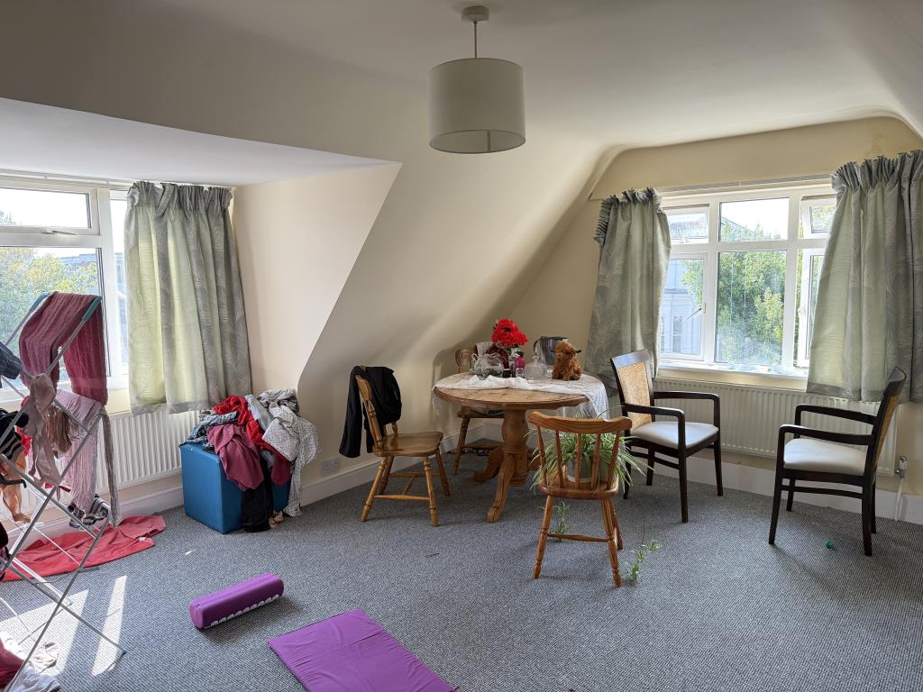 Lot: 151 - SUBSTANTIAL SEMI-DETACHED VICTORIAN DWELLING WITH ADDITIONAL INVESTMENT INCOME - Living room of second floor flat